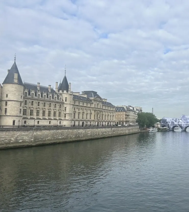 La Conciergerie et le Palais de justice de Paris, vus depuis la Seine